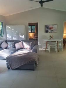 McMinns LagoonAdorable 2 bedroom unit, set in lush gardens的客厅配有沙发和桌子