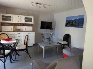 Moncé-en-BelinGîte Moncé-en-Belin, 4 pièces, 6 personnes - FR-1-410-207的客厅配有沙发和桌椅