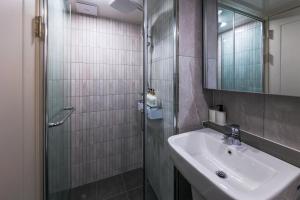 仁川市Well stay的一间带水槽和镜子的浴室