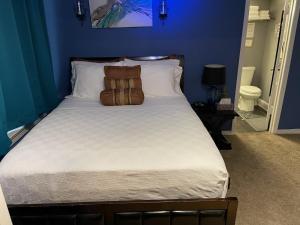 亚特兰大The Samone's的一间卧室设有一张蓝色墙壁的大床