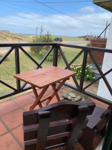 拉帕洛马Balcones del Cabito 008的阳台上的木桌和长凳