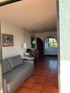 拉帕洛马Balcones del Cabito 008的客厅配有沙发和桌子