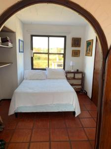 拉帕洛马Balcones del Cabito 008的一间卧室设有一张床和一个窗口