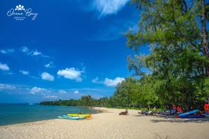 富国Ocean Bay Phu Quoc Resort and Spa的一群人坐在海滩上