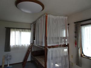 岐阜Guesthouse Gifu SUAI的带两张双层床和两扇窗户的房间