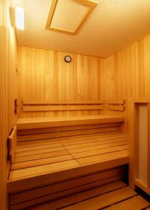 富山HOTEL VISCHIO TOYAMA的一间设有木镶板墙和天花板的桑拿浴室
