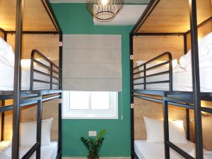 特拉维夫Selina Frishman Tel Aviv的带窗户的客房内的两张双层床