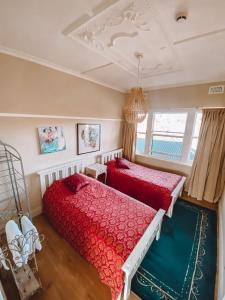 德罗马纳斯特拉德罗玛纳酒店的一间卧室设有两张床和天花板