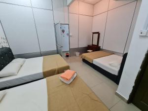 瓜拉丁加奴Roomstay Gemilang的小房间设有两张床和镜子