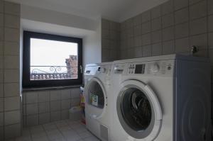斯丹尼桑吉尔佐贝玛利亚杰拉公寓的带窗户的浴室内的洗衣机