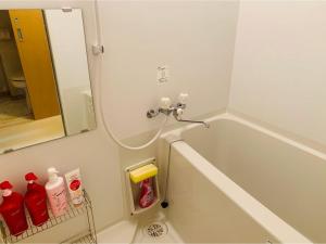 东京K&M Heights - Vacation STAY 32220v的一间带软管浴缸的浴室