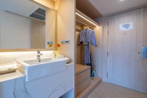 北芭堤雅芭堤雅金色郁金香海滩度假酒店的一间带水槽和镜子的浴室