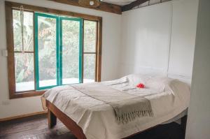 别霍港Casa BOHÖ的一间卧室设有一张床和一个窗口