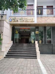 胡志明市Tam Tin Hotel的大楼前有楼梯的建筑