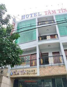 胡志明市Tam Tin Hotel的前面有标志的酒店