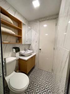 达沃市Casa Lucilla的浴室配有卫生间、盥洗盆和淋浴。