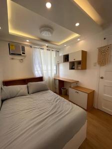 达沃市Casa Lucilla的卧室配有一张白色大床和一张书桌