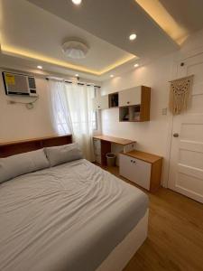 达沃市Casa Lucilla的卧室配有白色的床和书桌