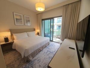 富查伊拉Address Beach Resort Residence Fujairah的酒店客房设有一张床和一个大窗户