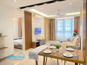 马六甲Bali Residence Melaka By Heystay Management的客厅配有桌子和沙发