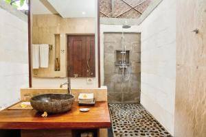 苏卡瓦提卡宴甘科门别墅 - 普瑞米尔亚洲酒店的木桌上设有碗水槽的浴室