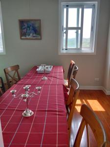 新竹葛萊絲鄉村小屋 Glass Country loft的一张餐桌,上面有红桌布