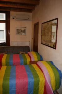 福贾JLL Room的一间卧室配有两张床和彩色毯子