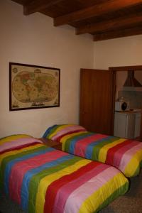 福贾JLL Room的客房内的两张床和色彩缤纷的毯子