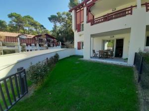 索尔特奥瑟戈尔Appartement Soorts-Hossegor, 2 pièces, 4 personnes - FR-1-239-583的房屋后院的景色