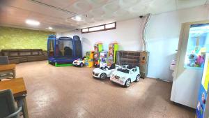 庆州GyeongJu Kids & Family Hotel的玩具车和玩具车的房间