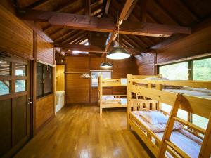Bungoono清川旅舍 的小屋内带两张双层床的客房