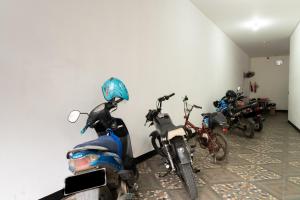 当格浪RedDoorz near RS Sari Asih Cipondoh的停在房间里的一群摩托车