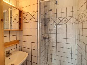 孔布卢Appartement Combloux, 3 pièces, 6 personnes - FR-1-560-5的带淋浴和盥洗盆的浴室