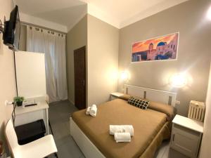 米兰Golden Milano Hotel的一间小卧室,配有一张床和一把椅子