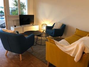 西布勒Appartement Ciboure, 4 pièces, 6 personnes - FR-1-239-554的客厅配有2把椅子、1张沙发和1台电视