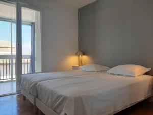 西布勒Appartement Ciboure, 4 pièces, 6 personnes - FR-1-239-554的卧室设有一张白色的床和大窗户