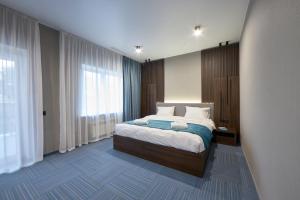 克列缅丘格Спа-готель ПОЛО-МЕДЛАЙФ的一间卧室设有一张床和一个大窗户