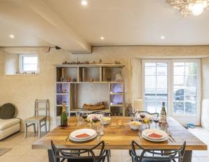 布尔格-罗伊兰德Refuge des Sottais的用餐室配有大型木桌和椅子