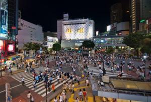 东京Holiday Places /SHIBUYA 5min by train (Sangenjaya)的一群人晚上穿过城市街道