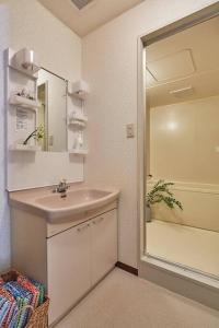 东京Holiday Places /SHIBUYA 5min by train (Sangenjaya)的一间带水槽、镜子和淋浴的浴室