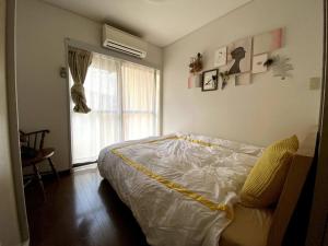 东京Holiday Places /SHIBUYA 5min by train (Sangenjaya)的一间卧室设有一张床和一个窗口