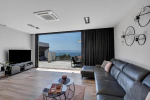 马卡尔斯卡Villa Nina 2, Makarska的带沙发和电视的客厅