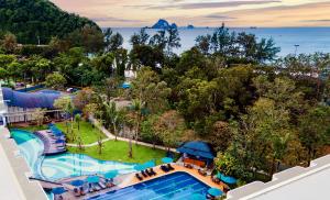 奥南海滩Holiday Style Ao Nang Beach Resort, Krabi的享有度假村游泳池的空中景致
