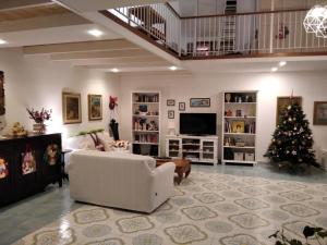 波佐利A Casa di Monica的客厅配有圣诞树和白色沙发