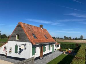 波佩林赫't Haringehuys的一座大型白色房屋,设有红色屋顶