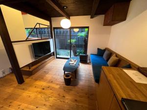 京都Rinn Shiki Juraku的客厅配有蓝色的沙发和电视
