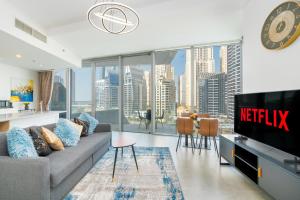 迪拜Vacay Lettings - Waterfront Luxury home with full Marina view的带沙发和电视的客厅