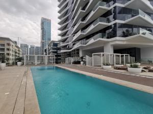迪拜Vacay Lettings - Waterfront Luxury home with full Marina view的大楼前的游泳池