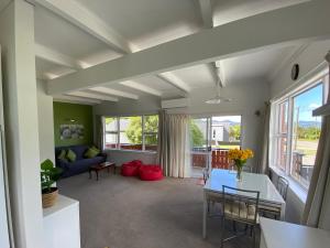 皮克顿Sounds Good - Waikawa Holiday Home and Berth的客厅配有沙发和桌子