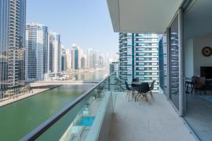 迪拜Vacay Lettings - Waterfront Luxury home with full Marina view的享有河流和建筑景致的阳台
